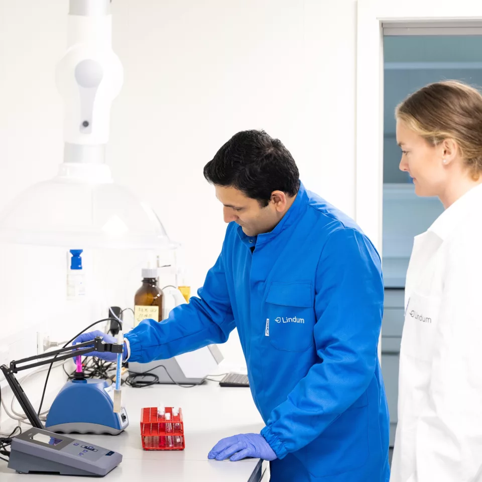 To medarbeidere i forskningsavdelingen gjør analyser av avfallsressurser