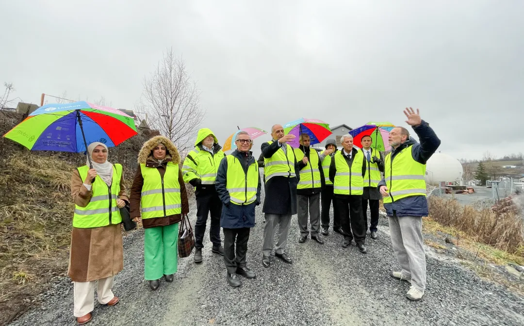 Delegasjon fra Jordan oppstilt på vei utenfor biogassanlegg i Drammen