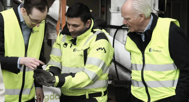 To av deltagerne på arrangementet får se og kjenne på biokull i pilotanlegget til Lindum i Drammen