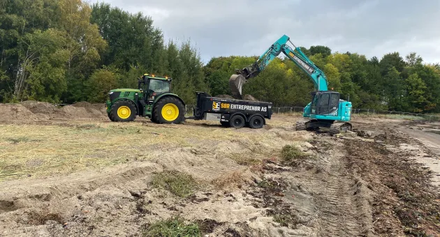 Traktor og gravemaskin fjerner massene