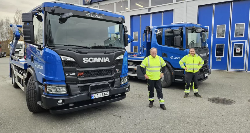 To blå biogassdrevne Liftbiler på parkeringsplass