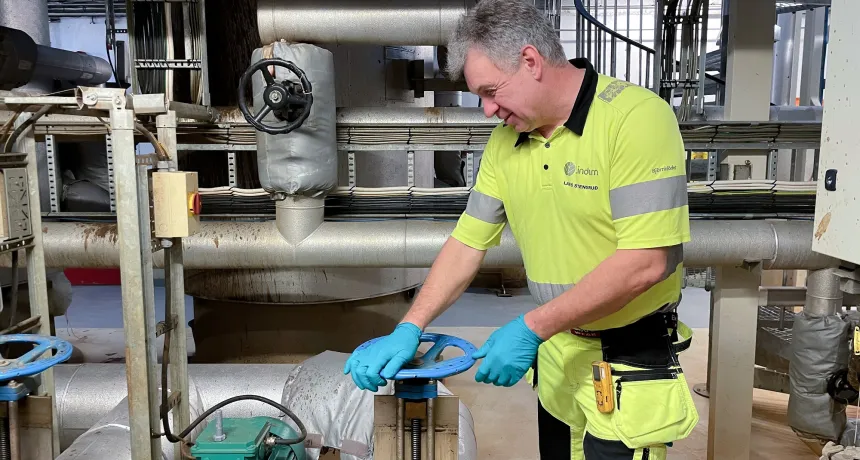 Biogassoperatør Lars Stensrud skrur på ventil i anlegget
