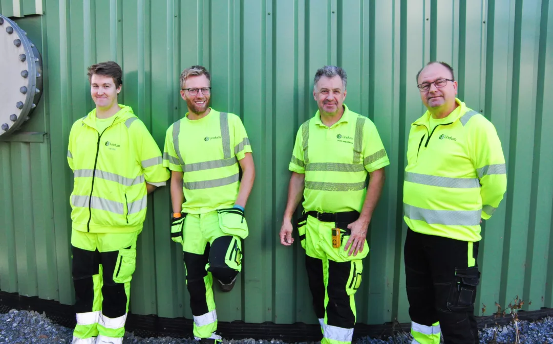 Fire prosessoperatører i Lindum utenfor Biogassanlegget i Drammen