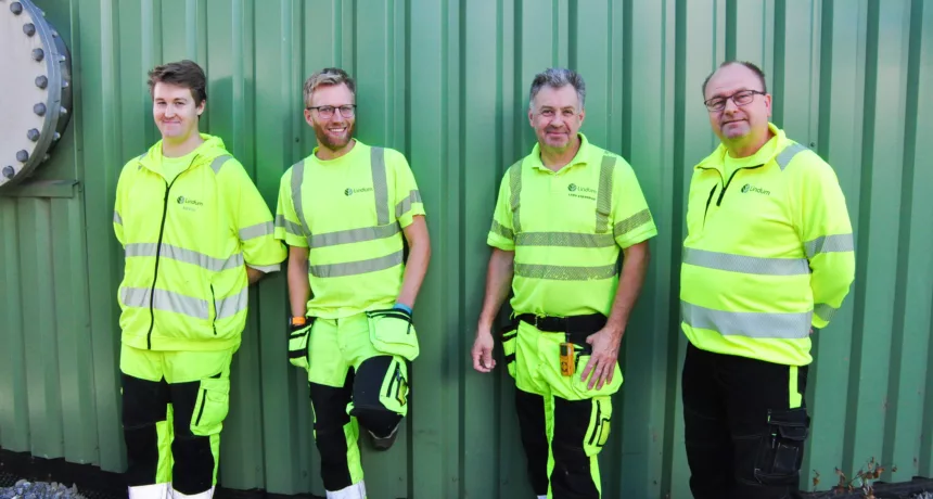 Fire prosessoperatører i Lindum utenfor Biogassanlegget i Drammen