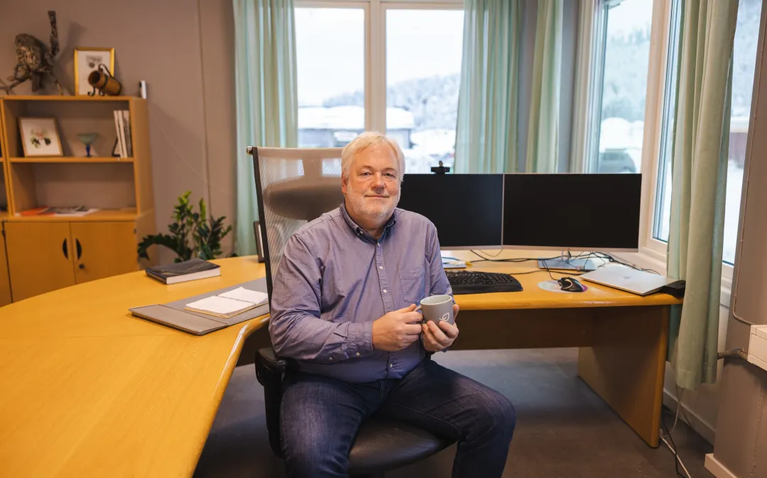 Pål Smits sitter i stol på kontoret sitt i dag hvor han kan se tilbake på 25 år i avfalls- og gjenvinningsbransjen