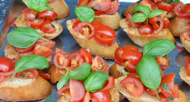 bruchetta med tomater og basilikum