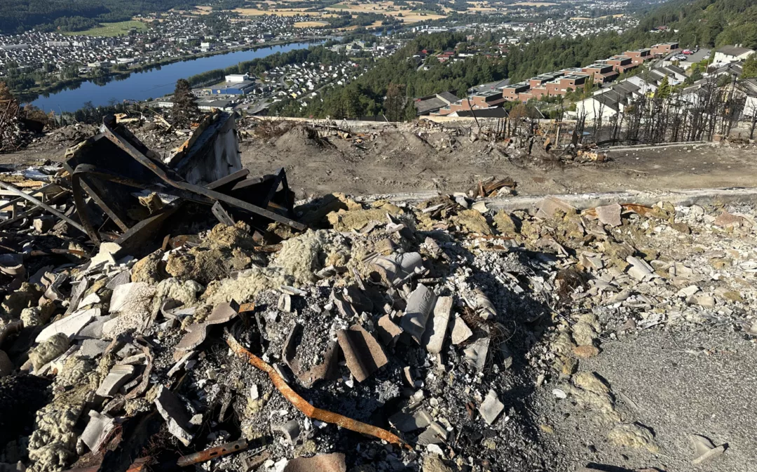 Branntomten med Drammenselva i bakgrunn