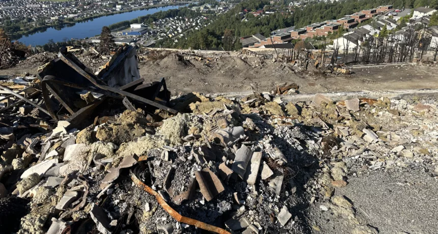 Branntomten med Drammenselva i bakgrunn