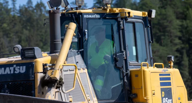 Komatsu bulldoser med operatør inni